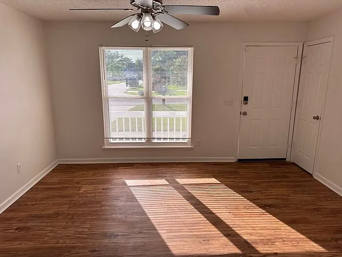 1301 Linwood Dr — Photo 3