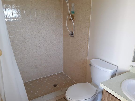 Master bath 9'10"x5' 