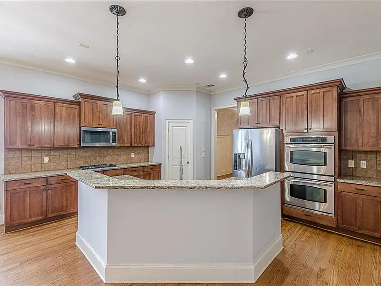 1645 Woodward Way — Photo 35