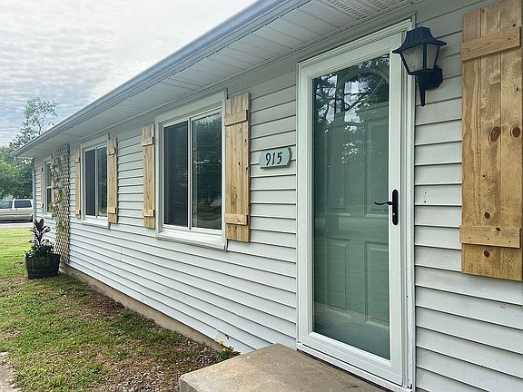 3rd image of 915 Howard Dr