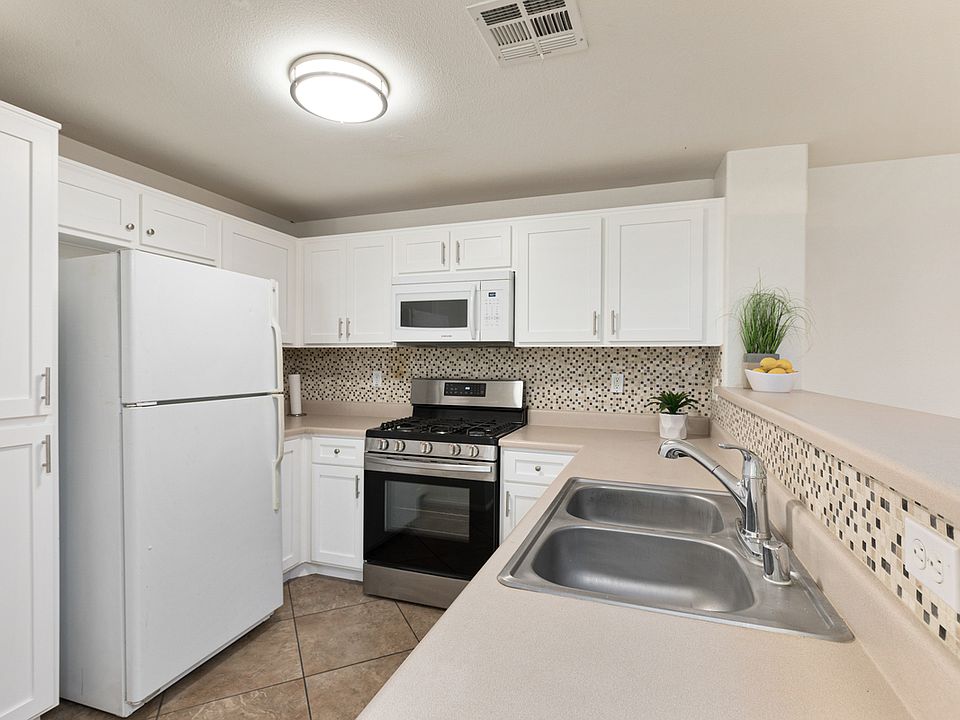 Kitchen w/soft close cabinets