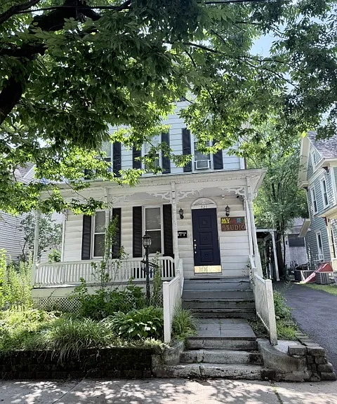 521 Sarah St — Photo 3