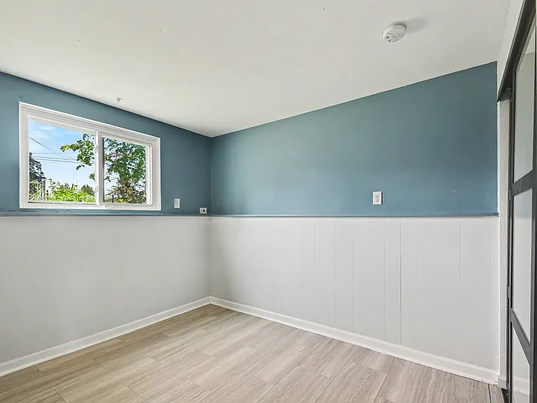 1533 Medford Ln — Photo 16