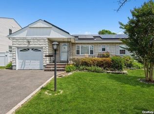 12 N Irving Pl, Massapequa, NY 11758