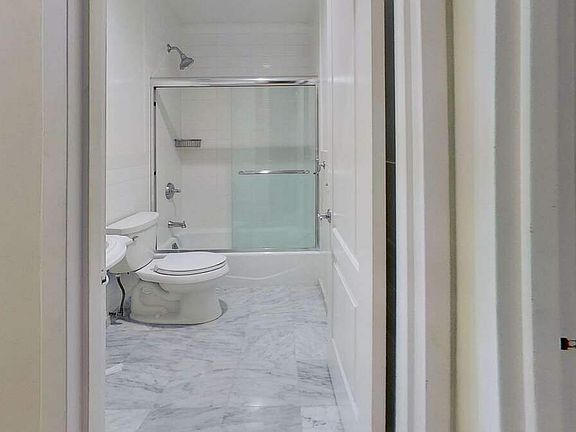4th image of 243 E 53rd St #3A