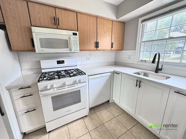 16 Huffman St, Naperville, IL 60540