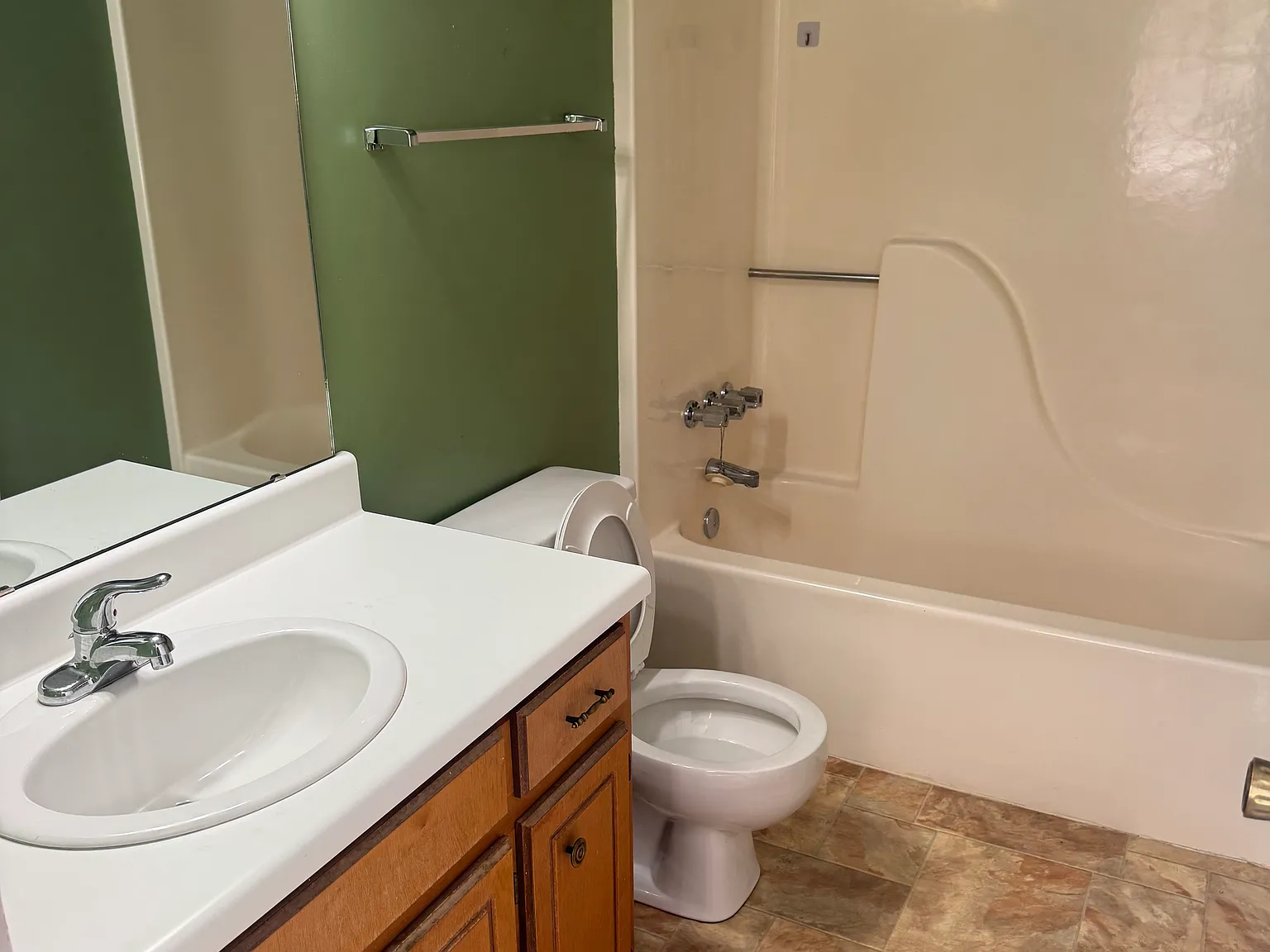 3 bed, 1200 sqft, $1,650 — Photo 4