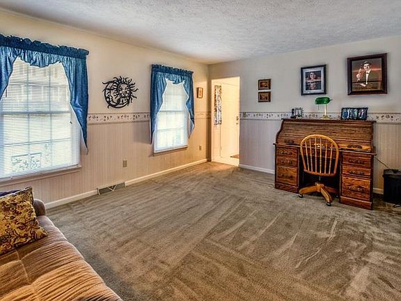 3rd image of 427 Woodcock Dr