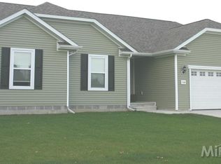 5288 Devonshire Dr, Almont, MI 48003