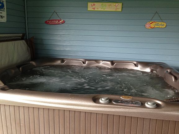 Hot Tub for 7-8