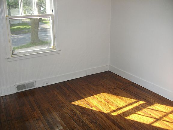3rd image of 93 Texas St