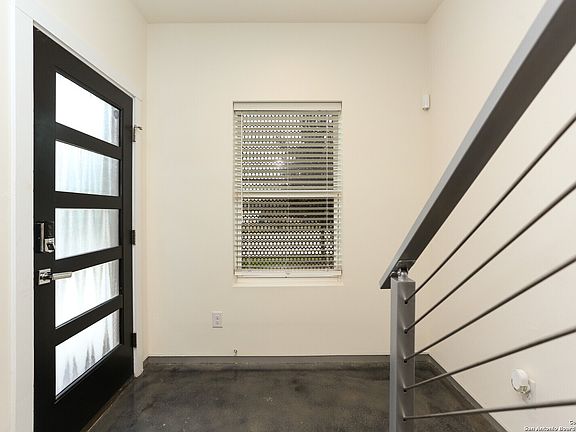 4th image of 902 MONTANA St #103