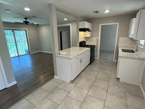 9902 Valley Sun Dr, Houston, TX 77078