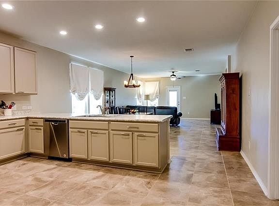 5th image of 14012 Lyndon B Johnson St