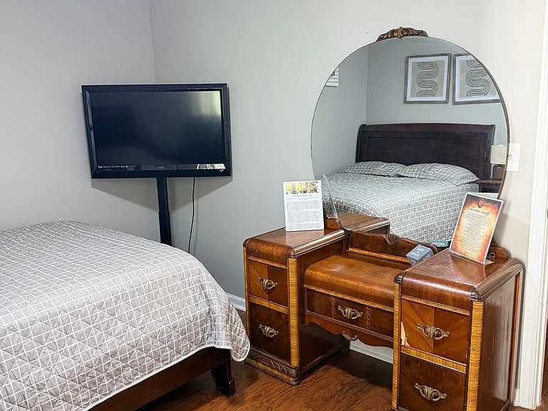 3555 Burkland Dr #VINTAGE ROOMFOR RENT — Photo 4