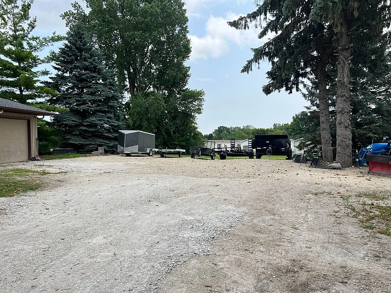 W210N11785 Hilltop Dr — Photo 3