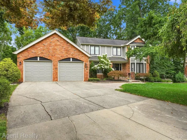 412 Streamview Ct, Rochester Hills, MI 48309