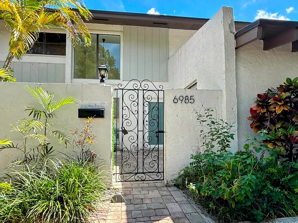 6985 SW 110th Pl