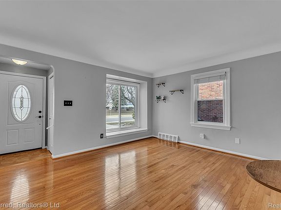 4th image of 2659 Culver Ave