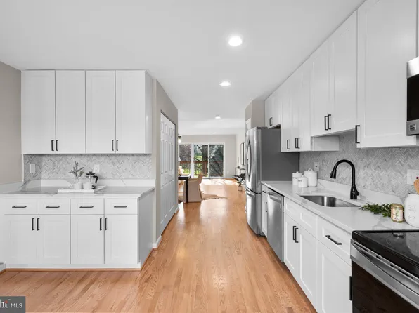 10 Lacosta Ct, Towson, MD 21204