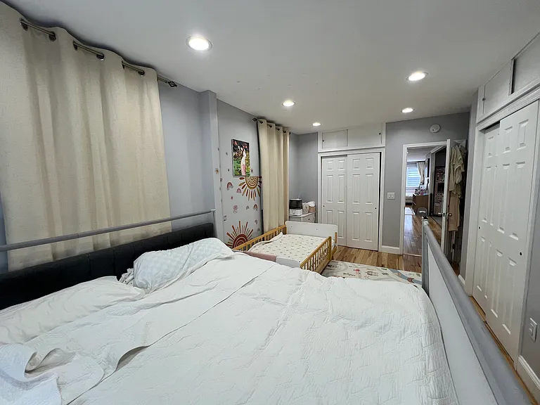 125 W 22nd St #1 — Photo 10