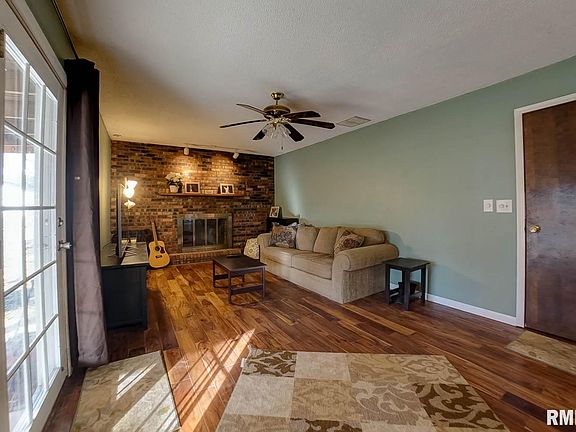 4th image of 22 Brenda Dr