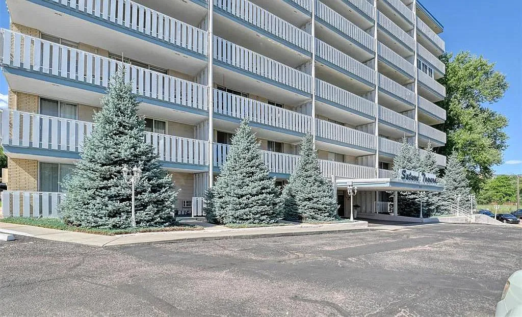 Passenger pick up/drop off and driveway - 900 Saturn Dr #608