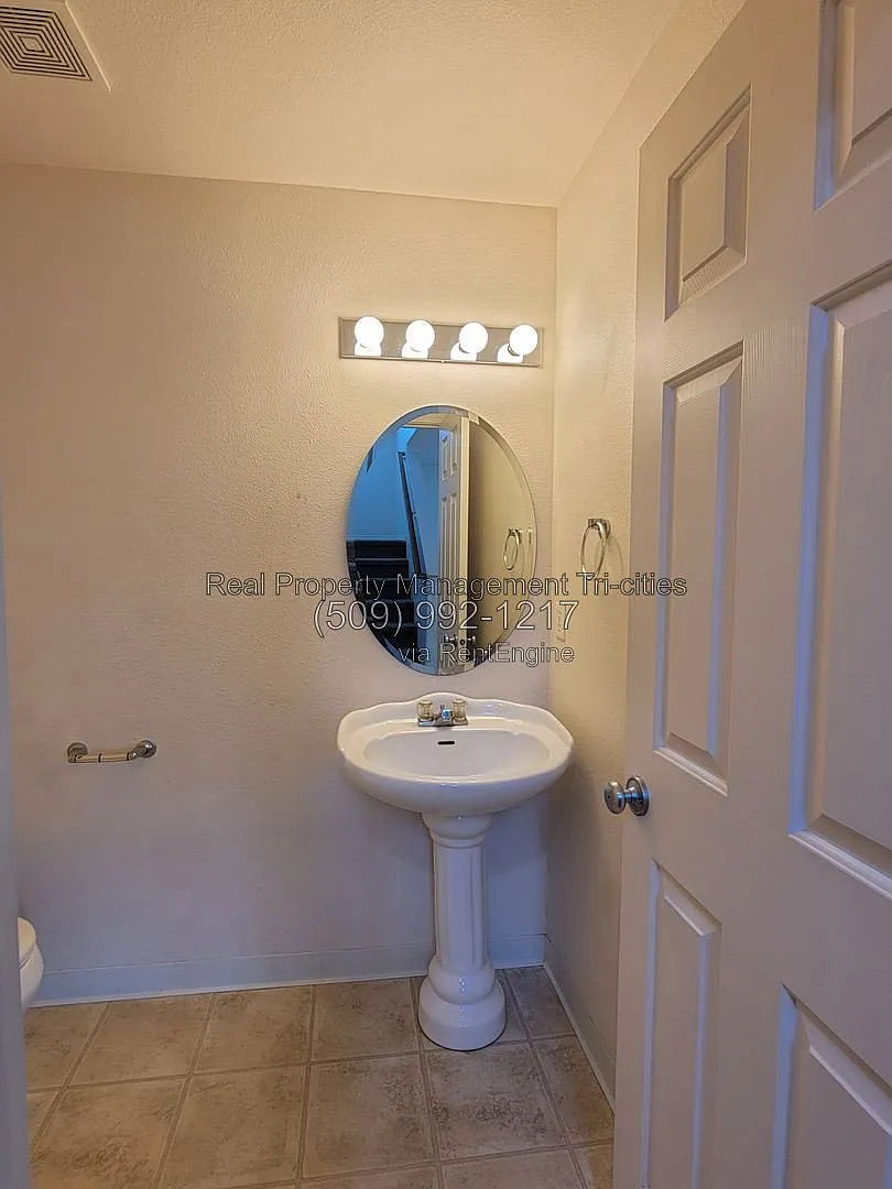 3 bed, 2.5 bath, 2215 sqft, $2,395 — Photo 4