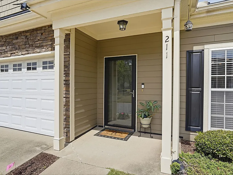 211 Louisville Dr — Photo 4