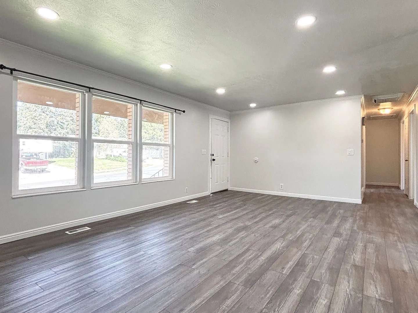 Updated Brick Rambler w/ Mountain Views! — Photo 4