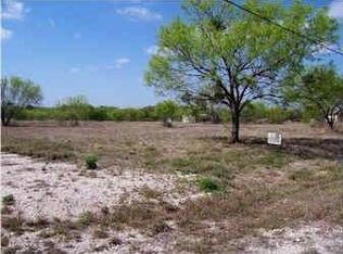 325 Meadowview Dr, Lytle, TX 78052