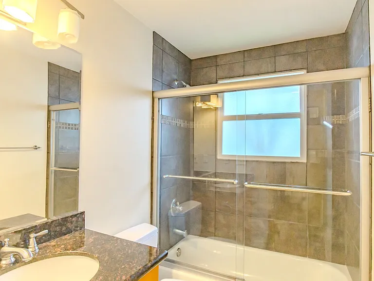 2211 Franklin Ave E — Photo 10