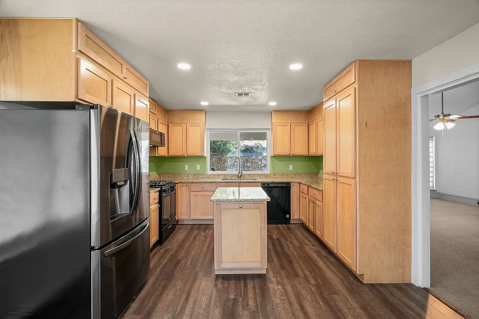 4 bed, 2282 sqft, $2,050 — Photo 3
