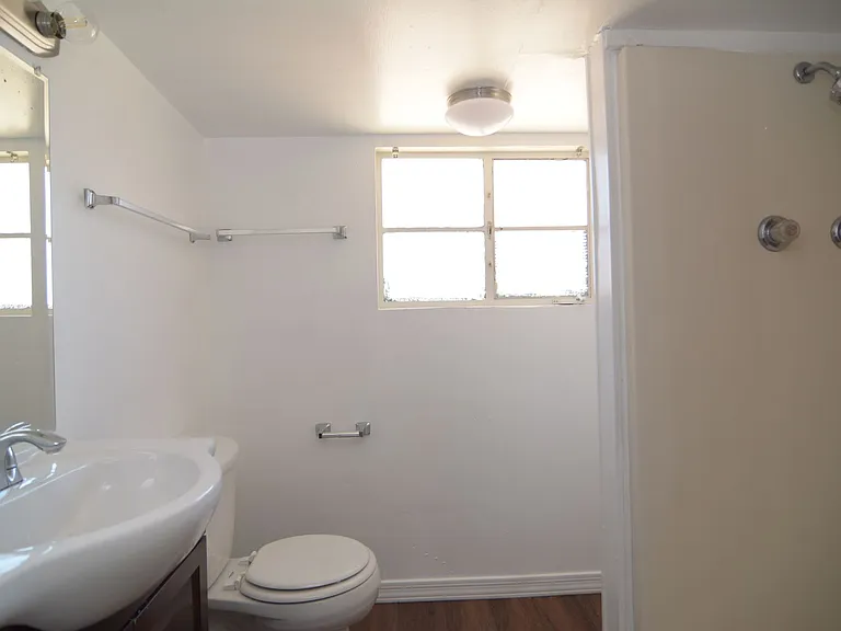 616 E Linden St — Photo 9