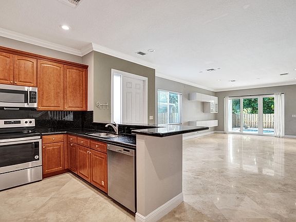 4th image of 850 SW 11th Court #850