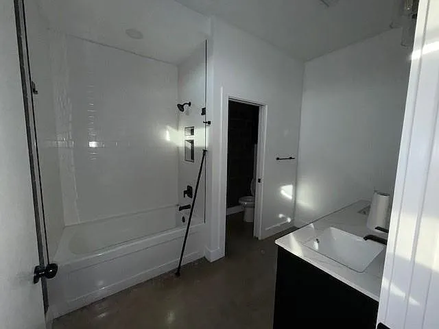 3 bed, 2.0 bath, 2640 sqft, $2,095 — Photo 4