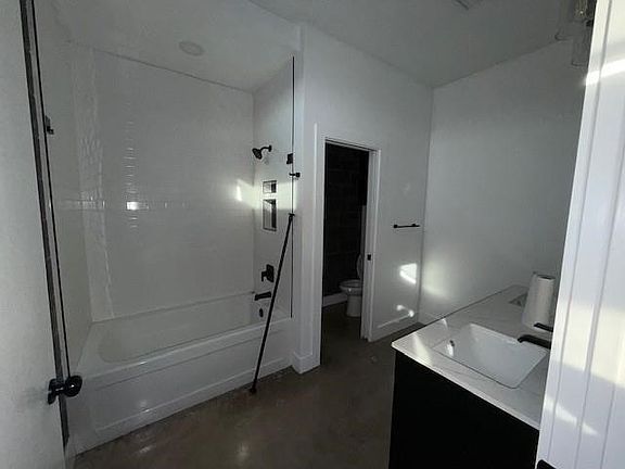 4th image of 2714 Grace Cir #B