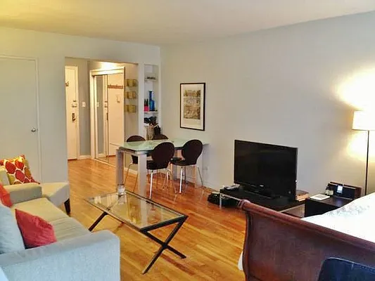 Rented by City Connections Realty | media 15