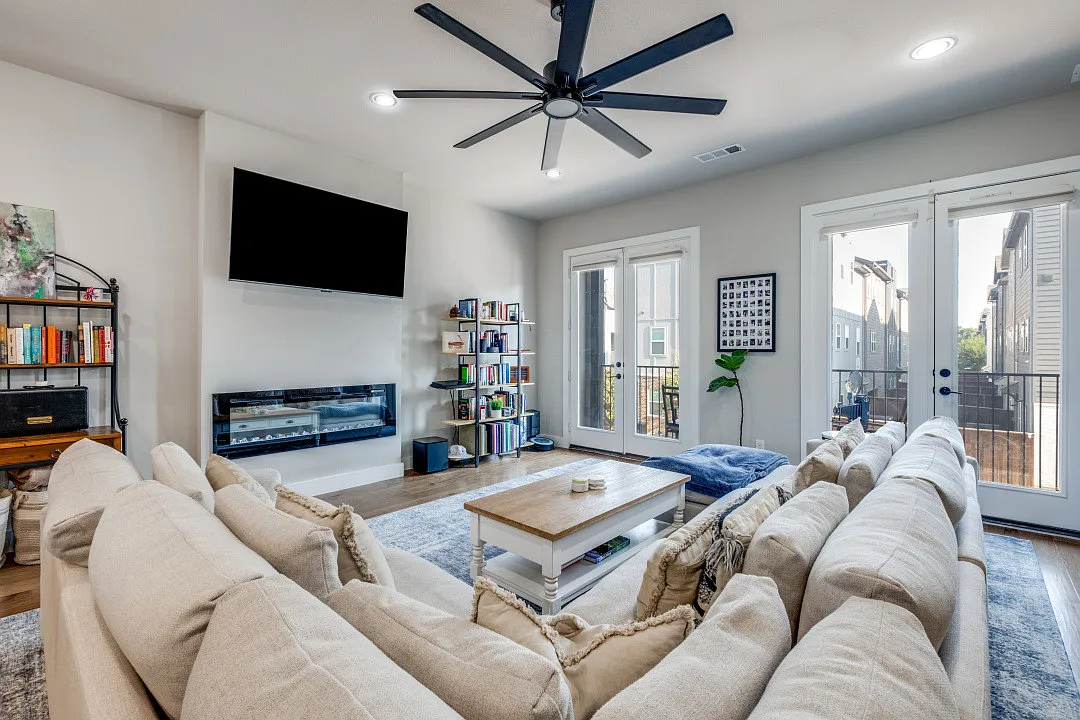3 bed, 3.5 bath, 2237 sqft, $3,750 — Photo 4