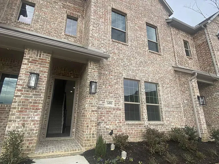 1495 Perrin Ln — Photo 2