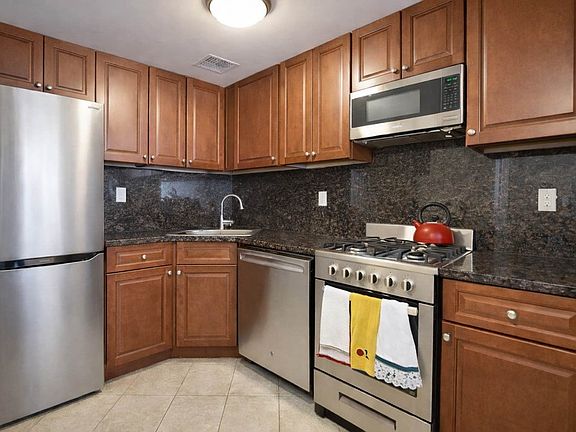 4th image of 144 W 75th St APT 4B