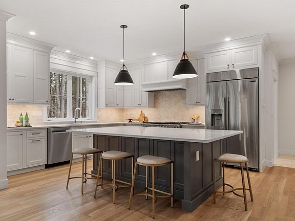 5th image of 373 E Riding Dr