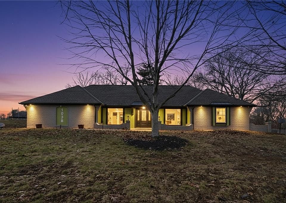 1st image of 1038 N Woodland Ct
