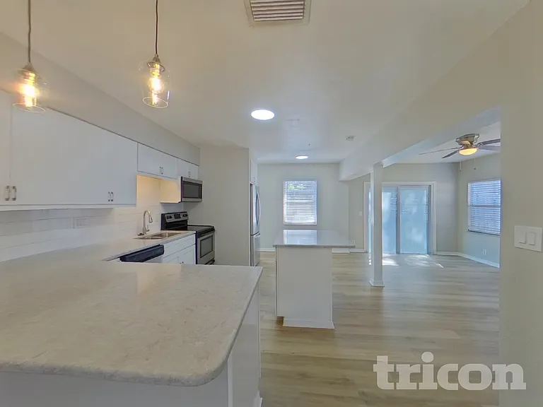 2413 Park St N — Photo 7