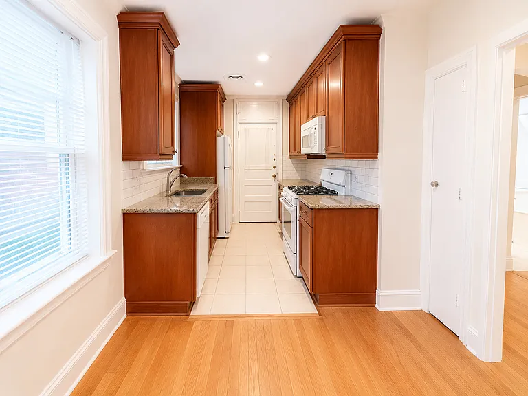 2044 W Farragut Ave #2C — Photo 7