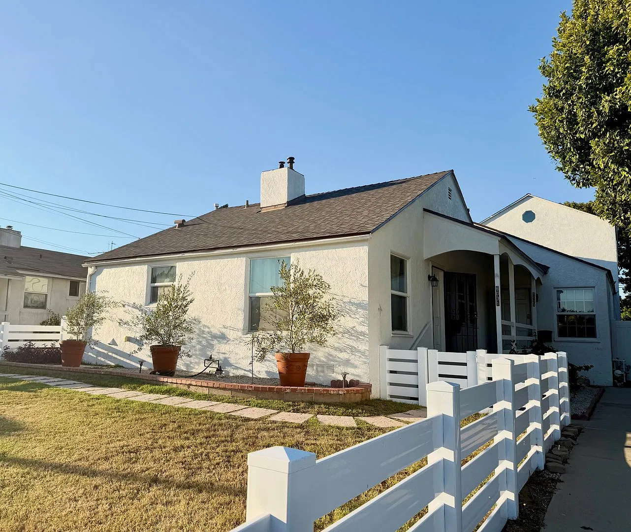Front unit of a Duplex with Private yard and Nicely Remodeled — Photo 3