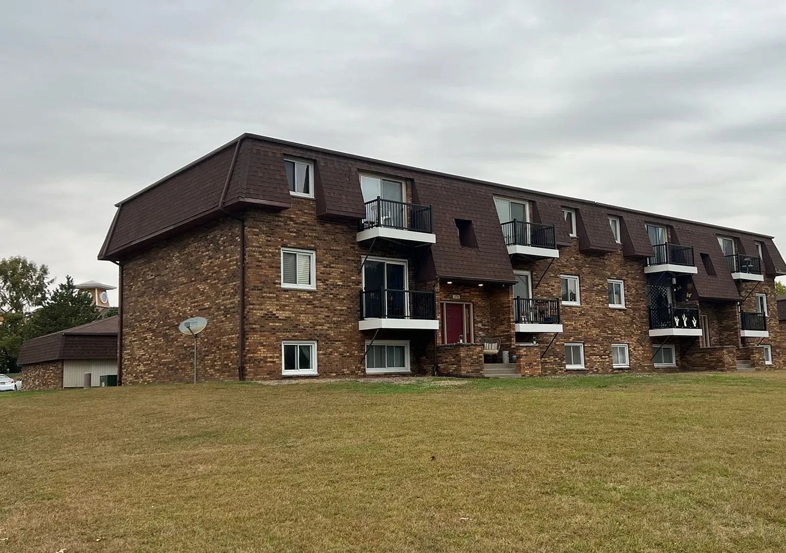 38 - Willow Dr — Photo 2