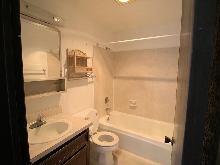 5018 11th Ave NE #A — Photo 13