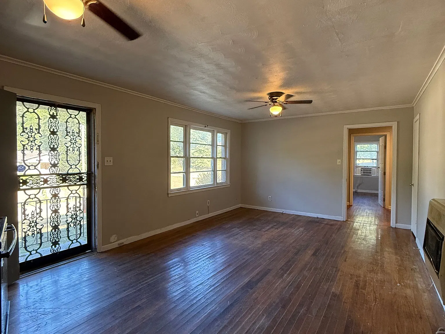 3 bed, 1.5 bath, 1600 sqft, $1,200 — Photo 2