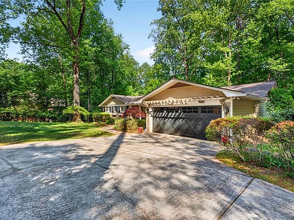 2nd image of 2070 Clay Dr